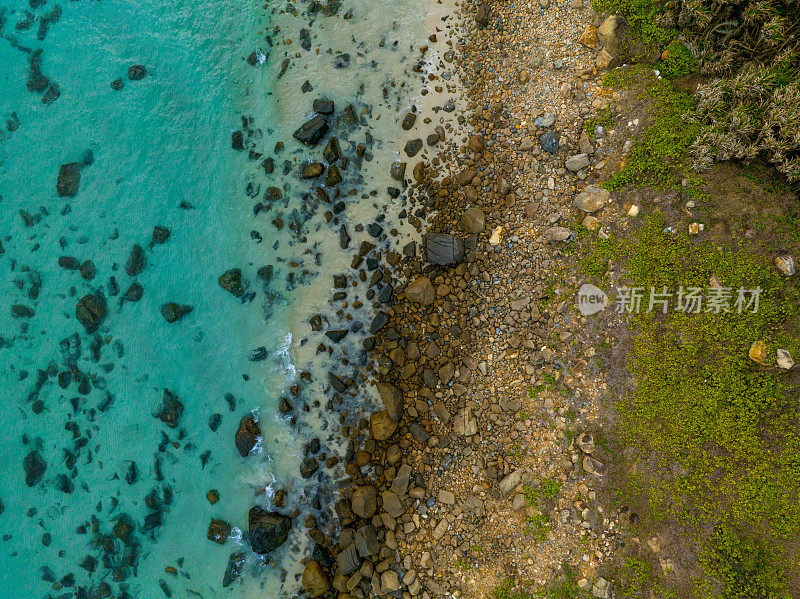 抽象的空中照片卵石海滩旁边的蓝色大海与海浪，Con岛，Con Son岛，巴里亚头省